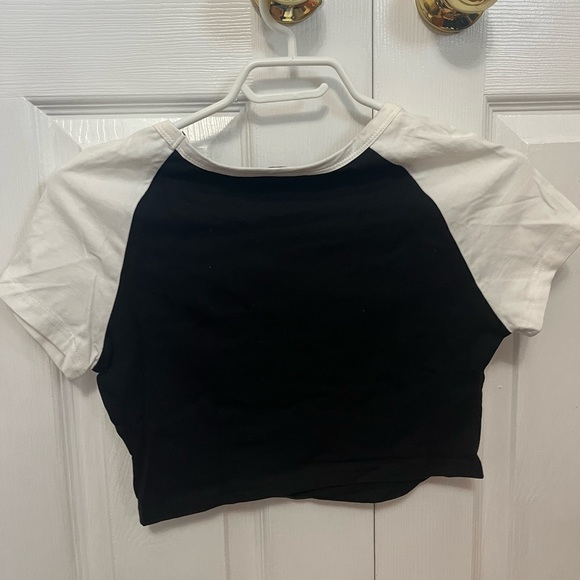 Black and white cropped t-shirt - Picture 2 of 2